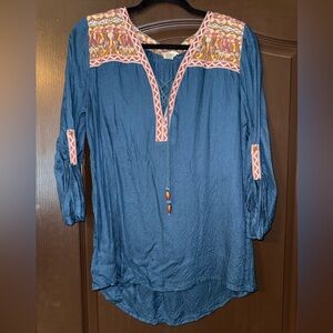 Gimmicks by BKE Women's Top with Patterned Accents